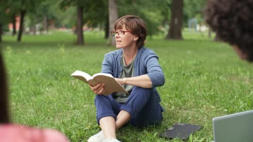 Lehrer lesen Schülern im Freien
