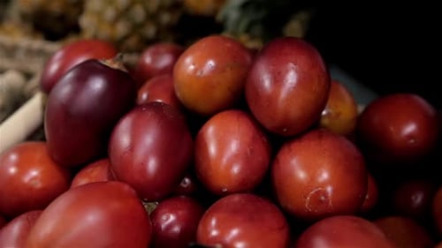 Bunter Obststand auf einem lokalen Markt Ananas Mango Passionsfrucht Asien
