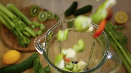Gemüse fällt im Mixer