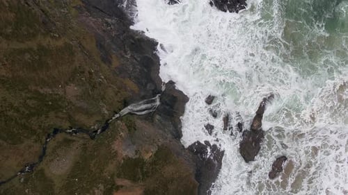 Luftaufnahme des wunderschönen Wasserfalls an der Küste von Malin Beg Looking in der Grafschaft Donegal, Irland