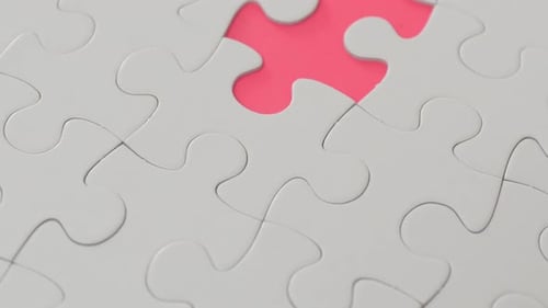 Hand legt ein Puzzleteil auf den fehlenden Teil