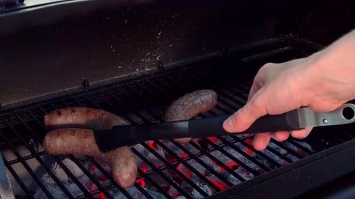 Würste auf den Grill stellen, um sie auf dem Grill zu kochen.