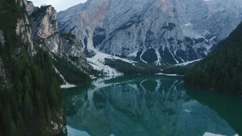 Luftaufnahme des Pragser Sees in den Dolomiten Wasserreflexionen