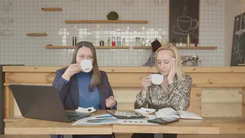 Geschäftsfrauen trinken Kaffee im Gespräch in der Cafeteria