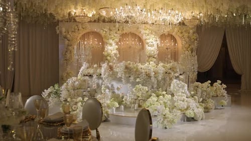 Exquisite festliche Halle des Restaurants ist mit Vasen mit Orchideen geschmückt