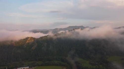 Foto de drone com vista panorâmica da montanha