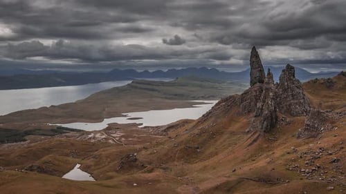 Nuage Théâtral au-dessus de la montagne brune Old Man Storr, Écosse, 4k, timelapse