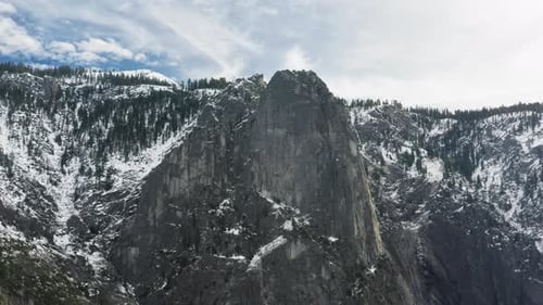 Vue sur le paysage naturel subalpin avec des dômes de granit et des sommets majestueux