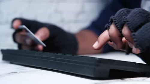 Hacker Hand roubando dados de cartão de crédito