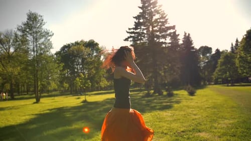 Schöne rothaarige Dame mit langen Haaren genießt Musik mit Kopfhörern.