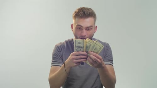 Mann zählt Geld und ist glücklich