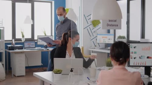L'équipe Bussines avec masque facial médical travaille à Marketing Project