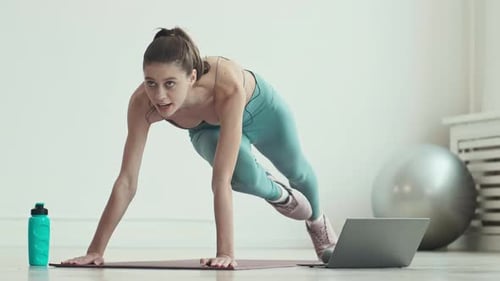 Deportista haciendo ejercicios en Vídeo