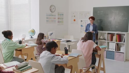 Une femme enseigne les mathématiques au collège