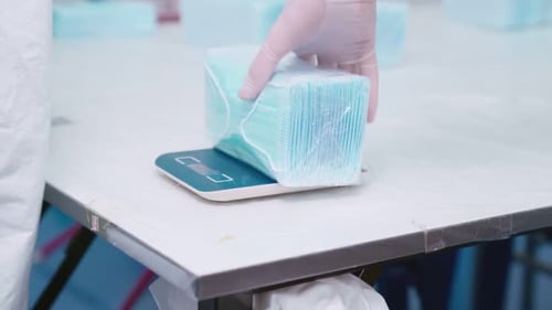 Ligne de production de masques faciaux dans une usine moderne