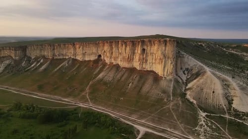 Weiße vertikale Felswand, die sich über das Tal erhebt