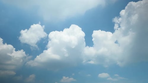 4K Zeitraffer von wunderschönem blauem Himmel mit Wolkenhintergrund, Blauer Himmel mit Wolken und Sonne.