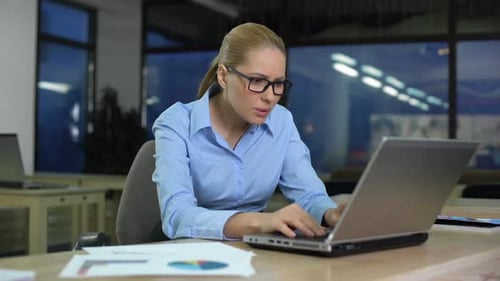 Geschäftsfrau unzufrieden mit Daten auf Laptop, niedriges Unternehmenseinkommen, schlechte Nachrichten
