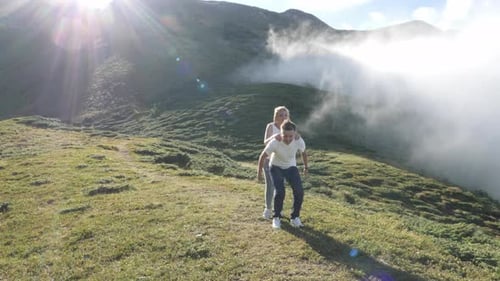 Chica saltando sobre la espalda de su novio