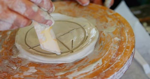Potter moulant une argile 4k