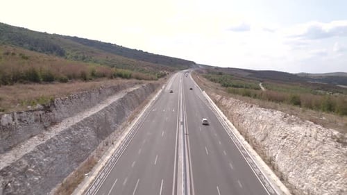 Luftaufnahme von Autos, die auf der New Highway Road fahren