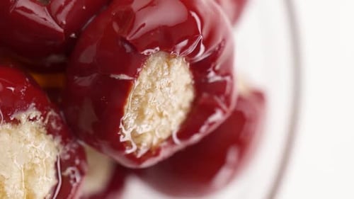 Vertikales Video: Tomatenkonserven Nahaufnahme