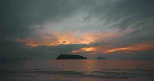 Bunte Inseln mit Blick auf den Sonnenuntergang, Zeitraffer am Strand