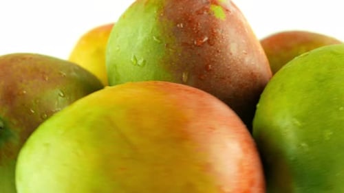 Makroaufnahme rotierender Mangos - weißer Hintergrund