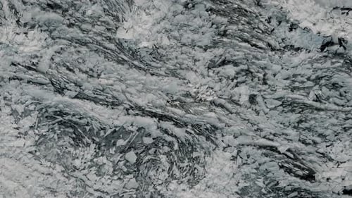Luftaufnahme eines gefrorenen Flusses. Ausgefallene Eisstruktur, kaltes Wasser. Scherben von Ice Stick Out mit