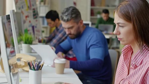 Konzentrierte Startup-Office-Mitarbeiter