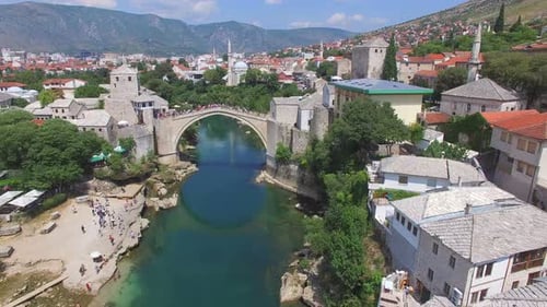 Menschenmenge beobachtet Menschen beim Springen von der Brücke in Mostar