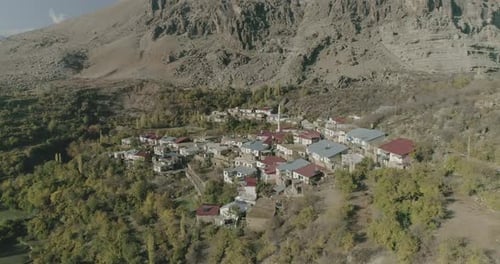 Vue aérienne des montagnes et du village de Diyarbakir