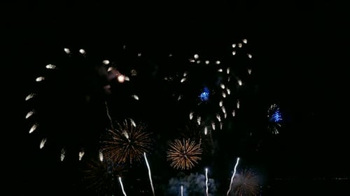 Buntes Feuerwerk bei Nacht auf Himmelshintergrund