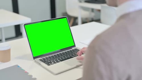 Vista trasera del hombre usando una computadora portátil con pantalla abierta