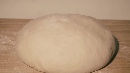 Hefeteig steigt auf dem Tisch