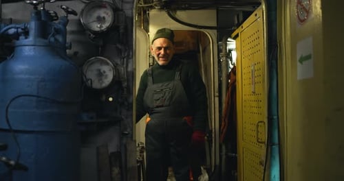 Mecânico com idade positiva trabalhando em navio de pesca