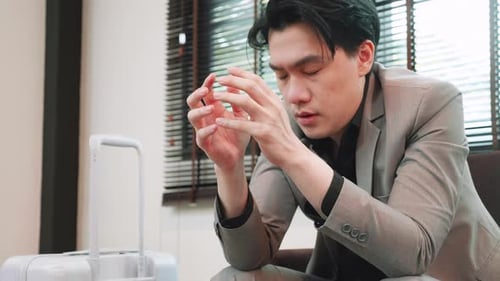 Passageiro estressado no aeroporto, atraso de voo, homem deprimido com sua bagagem