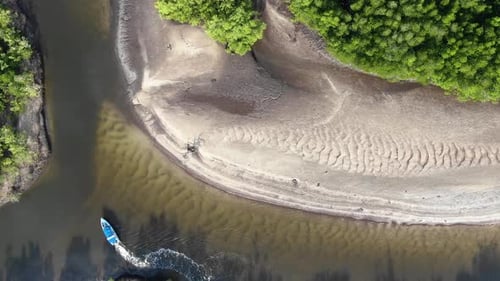 Vue aérienne d'une promenade en petit bateau sur la rivière en Thaïlande