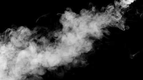 Weicher Nebel in Zeitlupe auf dunklem Hintergrund