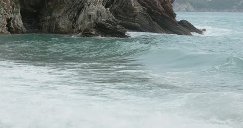 Mer orageuse près de la côte rocheuse
