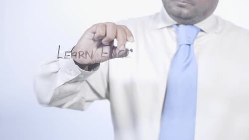 Un homme d'affaires indien écrit pour apprendre