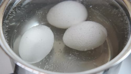 Los huevos se hierven.