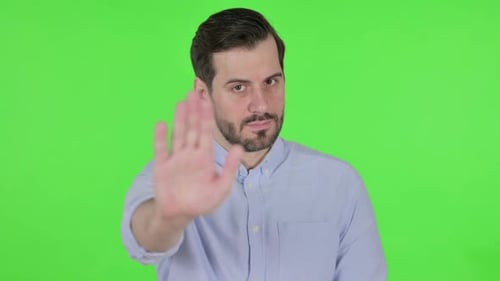 Porträt eines Mannes mit Stoppschild von Hand Green Screen
