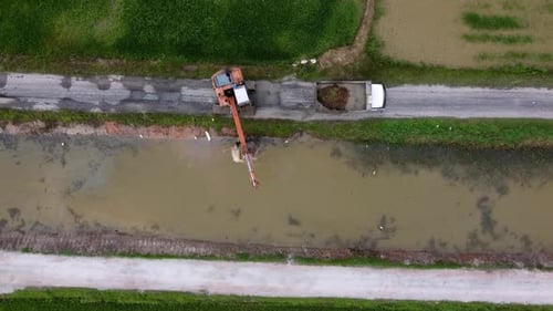 Excavatrice aérienne à vue de haut en bas pour enlever le sol