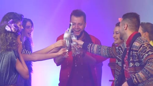 Jovens amigos empolgados e diversos segurando taças de champanhe curtindo Fundo de fumaça