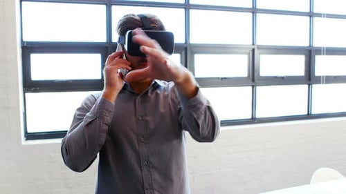 Geschäftsmann telefoniert mit virtueller Brille