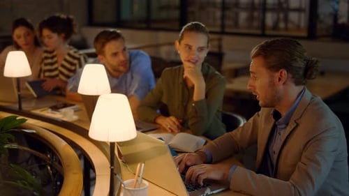 Equipe criativa usando computadores para trabalhar