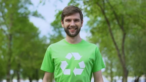 Camiseta con símbolo de joven activista ecológico en reciclaje, cámara sonriente, cuidado de la fauna