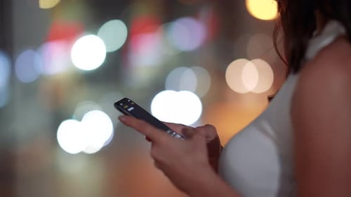 Femme utilisant un téléphone portable