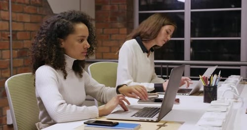 Deux femmes d'affaires créatives travaillant dans un bureau moderne